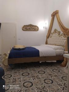 1 dormitorio con 1 cama con dosel en DONNA LUCREZIA b&b Boutique Hotel Style, en Bisceglie
