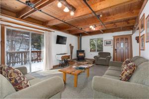 ein Wohnzimmer mit zwei Sofas und einem Tisch in der Unterkunft Clark Cabin in Yosemite West