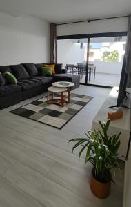sala de estar con sofá y mesa en Superior Apartment, Casilla de Costa, en La Oliva