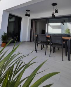 comedor con sillas negras y mesa en Superior Apartment, Casilla de Costa, en La Oliva