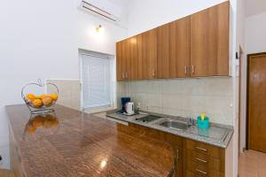 Kuchyň nebo kuchyňský kout v ubytování Adria Brela Apartments