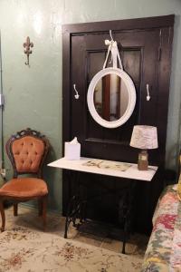 tocador con espejo y silla en Acorn Hideaways Canton Beautiful 1890s Fashion Suite up to 6, en Canton