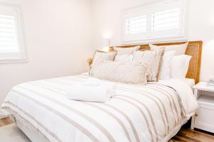 The Lookout في بارغارا: غرفة نوم بيضاء مع سرير كبير مع وسائد بيضاء
