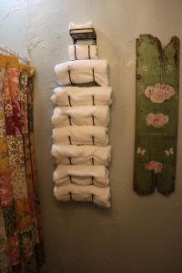 um monte de toalhas brancas penduradas numa parede em Acorn Hideaways Canton Beautiful 1890s Fashion Suite up to 6 em Canton