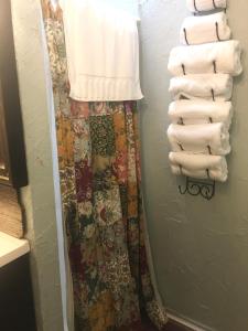 baño con una pila de toallas en la pared en Acorn Hideaways Canton Beautiful 1890s Fashion Suite up to 6, en Canton