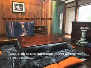 囲炉裏町家Guesthouse FUJITA 一棟貸切 villa 無料駐車場的电视和/或娱乐中心