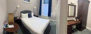 Llit o llits en una habitació de Commodore Hotel