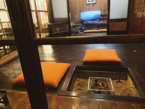 囲炉裏町家Guesthouse FUJITA 一棟貸切 villa 無料駐車場的电视和/或娱乐中心