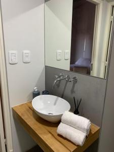 y baño con lavabo blanco y espejo. en Bosques de mayo Departamento 2 en Maipú