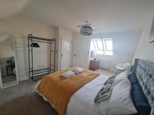 a bedroom with a large bed with a brown blanket at The Appleleaf with Free Parking in Barton-upon-Humber