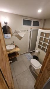 een badkamer met een toilet en een wastafel bij Hotel Los Mangos El Salvador in El Cuco