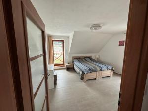 1 dormitorio con cama y ventana en Dům Heřmaničky, en Heřmaničky