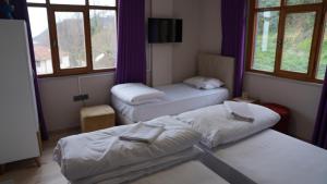 Postel nebo postele na pokoji v ubytování AKDAĞ KEMER OTEL