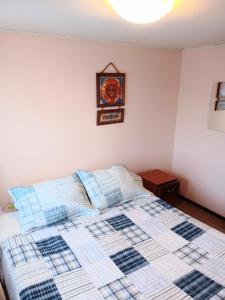 sypialnia z łóżkiem i zegarem na ścianie w obiekcie CABAÑA EN PUERTO VARAS w mieście Puerto Varas