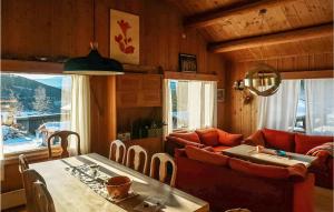 uma sala de estar com uma mesa e um sofá em 4 Bedroom Awesome Home In Heidal em Heidal