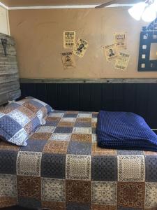 Кровать или кровати в номере Acorn Hideaways Canton Rustic Old West Frontier Suite