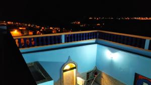 una vista su un balcone di notte di Casa Morisca a Sidi Ifni