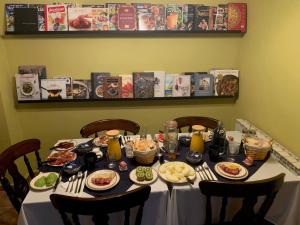 Las Puertas Del Indiano في Relleu: طاولة عليها أطباق من الطعام
