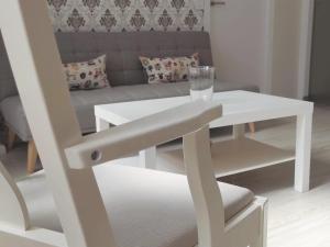 Una mesa de café blanca con un vaso encima. en Apartamentos Carrillo 4 Ático, en Santa Cruz de Tenerife