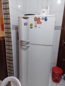 una nevera blanca en una cocina junto a una pared en Apartamento, vista cidade, en Salvador