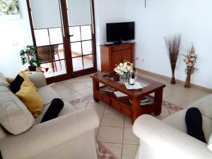 Villa Jaxx في بلايا بلانكا: غرفة معيشة مع كنبتين وطاولة قهوة