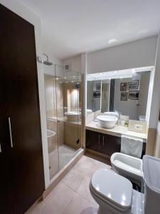 埃斯特角城的住宿－Apartamento Torre Triangulo Mansa，带淋浴、卫生间和盥洗盆的浴室