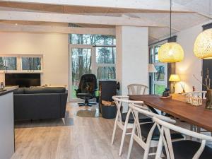 Three-Bedroom Holiday home in Toftlund 15 tesisinde bir oturma alanı