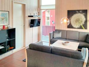 - un salon avec un canapé et une table dans l'établissement Holiday home Sydals LXVI, à Mommark