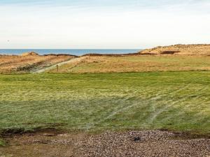 Transにある6 person holiday home in Lemvigの海を背景にした草原