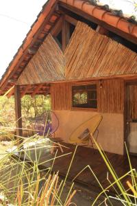 una casa con una mesa y sillas frente a ella en Camping Ojo de Agua en Nagarote