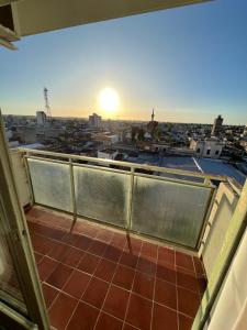 een balkon met uitzicht op de stad bij E N Alquileres Temporarios Dpto en el centro con excelente vista in Concordia