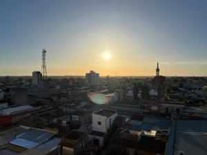 - Vistas al perfil urbano y a la puesta de sol en E N Alquileres Temporarios Dpto en el centro con excelente vista en Concordia