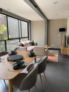 sala de estar con mesa, sillas y sofá en Departamento perfecto para relajar y trabajar, en Ciudad de México