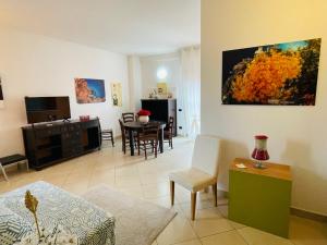Телевизор и/или развлекательный центр в Regina Del Mare Holiday Apartments