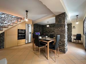 a kitchen and dining room with a table and chairs at Briola by AnaLodges in São Vicente