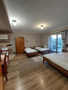 Großes Zimmer mit 2 Betten und einer Küche in der Unterkunft Willa Przekop in Sromowce Wyżne