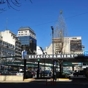 una señal para una gasolinera en una ciudad en Moderno 2 Ambientes. Ubicación Turística CATALINAS en Buenos Aires