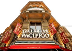 un edificio con un cartel que lee Callez patricio en Moderno 2 Ambientes. Ubicación Turística CATALINAS en Buenos Aires