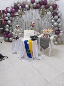 a dessert table with purple and gray balloons at San Mateo Hotel Campestre in Nobsa
