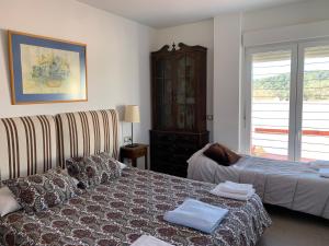 pokój hotelowy z łóżkiem i kanapą w obiekcie Casa Rural Nacimiento del Huéznar - Tomillo 23 w mieście San Nicolás del Puerto