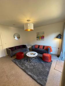 uma sala de estar com um sofá e uma mesa em 2 Bedroom House with Garden Next to River Tees em Stockton-on-Tees