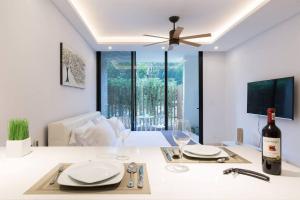 een woonkamer met een tafel met een fles wijn bij HIGHLINE 101 By SANDY POWERFUL in Tulum