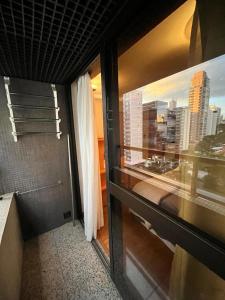 Habitación con ventana y vistas a la ciudad. en Hotel na Alameda Lorena - Jardins, en São Paulo