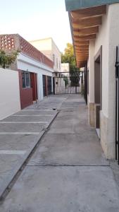 un callejón vacío entre dos edificios con una valla en Tu hogar en el corazón de San Rafael en San Rafael