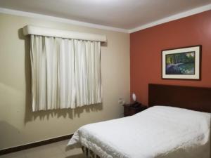 Tempat tidur dalam kamar di Sol Del Sur Hotel