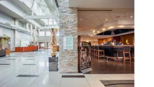 un hall avec une statue d'une femme sur une colonne dans l'établissement Holiday Inn Plainview-Long Island, an IHG Hotel, à Plainview