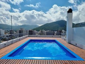 uma piscina no telhado de um edifício em Hermoso dpto en la mejor zona de Salta em Salta