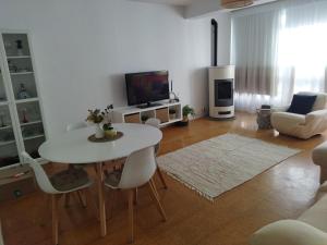 sala de estar con mesa blanca y sillas en Piso grande con terraza en Finisterre