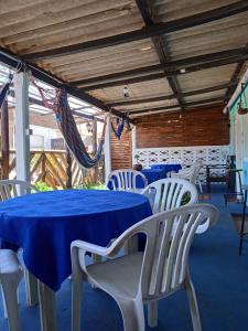 una mesa azul y sillas blancas en una habitación en Hospedaje Aguas Dulces, en Aguas Dulces