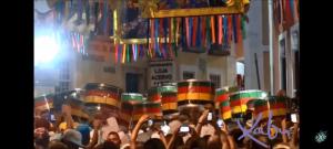 una multitud de gente con tambores en la cabeza en Perto do Pelourinho Quarto Arejado, en Salvador
